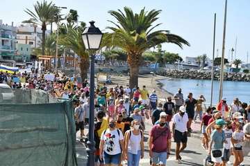 Manifestantes exigen una solución para los inmigrantes del muelle Arguineguín/TA.